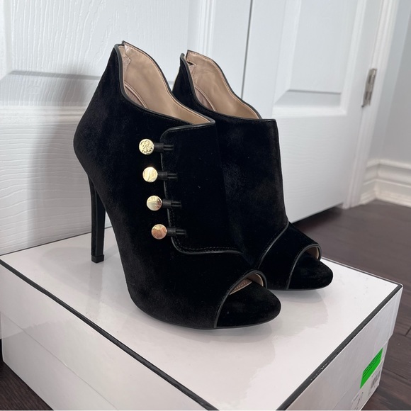 Guess | Woman’s Heel - Picture 1 of 8